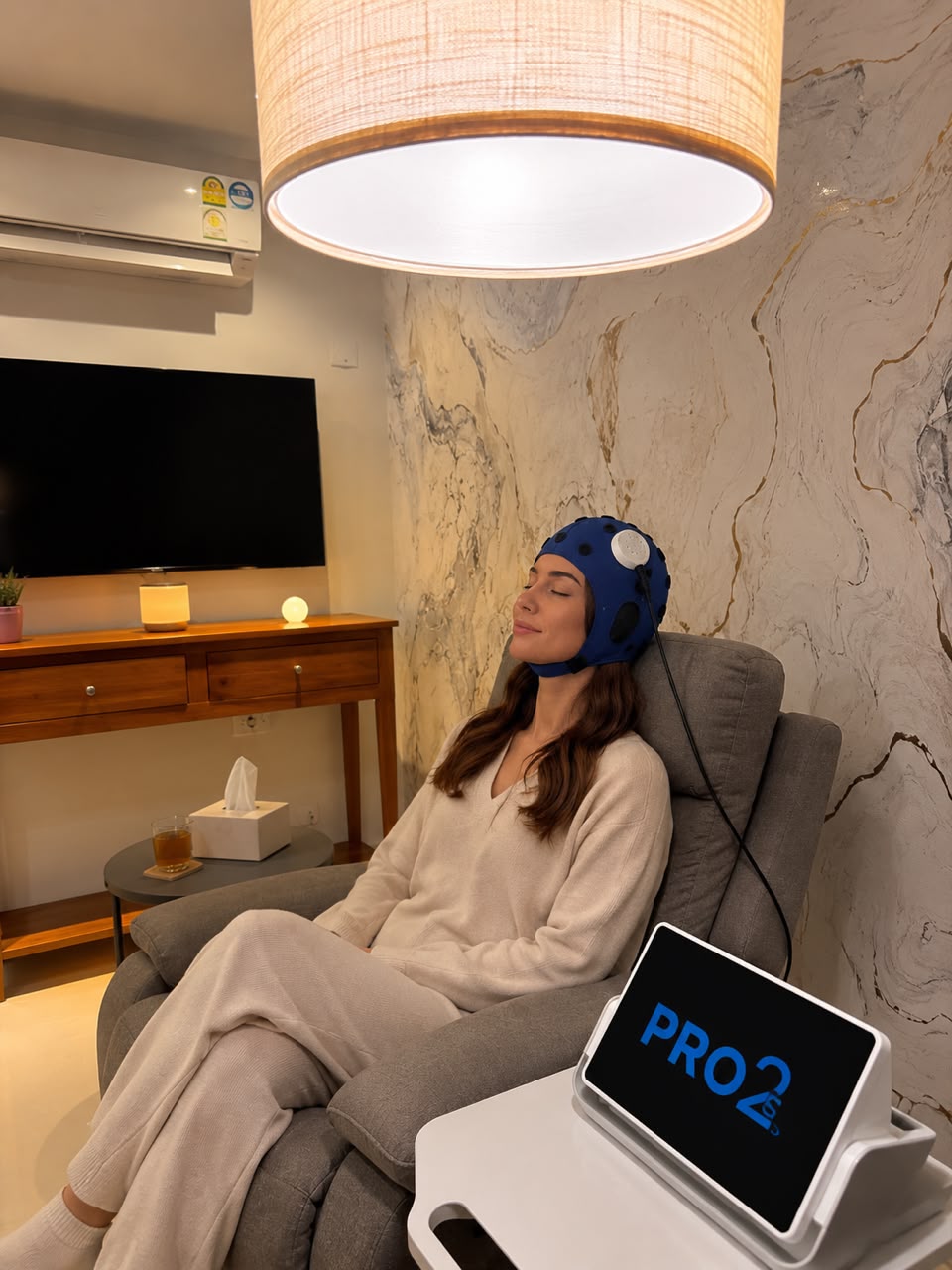 Paciente durante una sesión de neuroestimulación en el consultorio SOMA